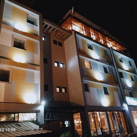 Fly Inn Madagascar Hotel - Navette Gratuite H24 - A 300M De L'Aeroport International Ivato-Antananarivo Ivato  エクステリア 写真
