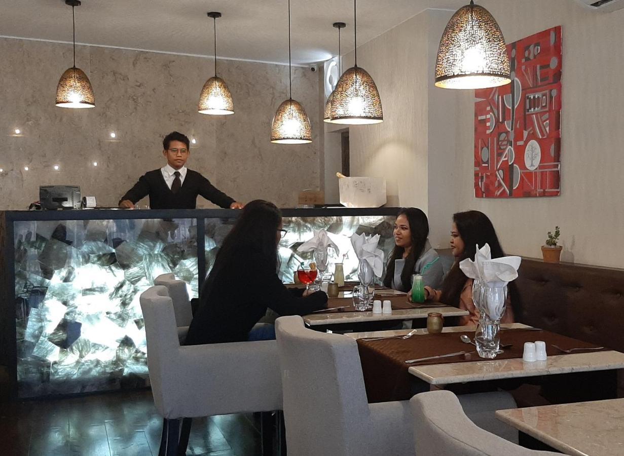 Fly Inn Madagascar Hotel - Navette Gratuite H24 - A 300M De L'Aeroport International Ivato-Antananarivo Ivato  エクステリア 写真