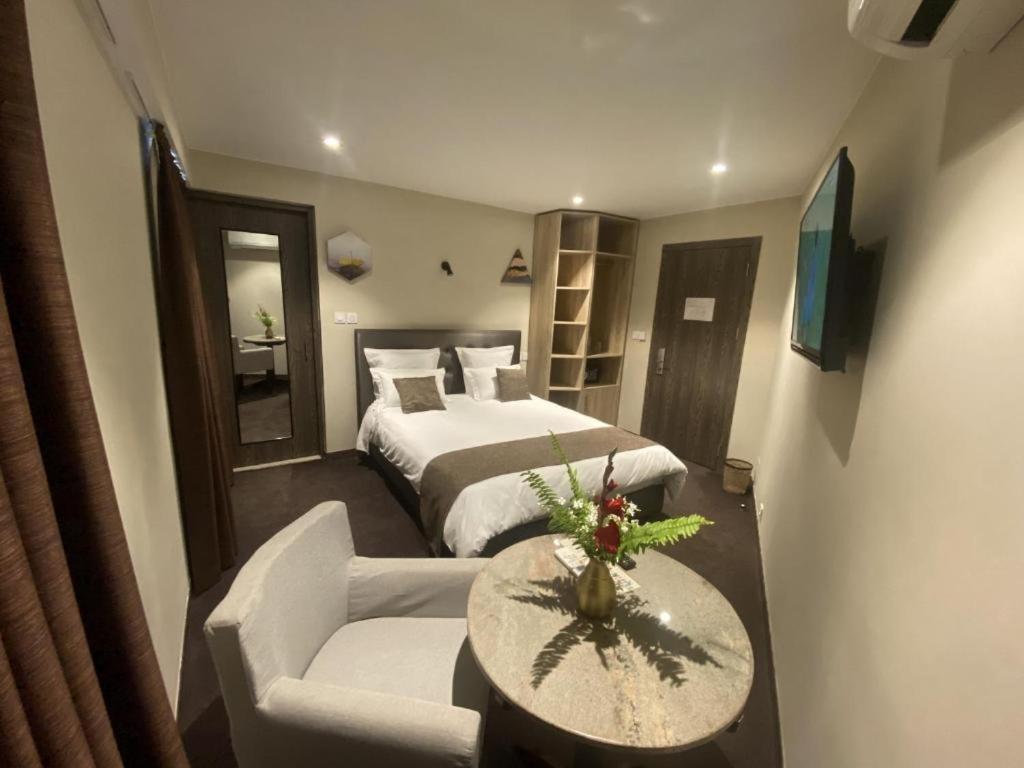 Fly Inn Madagascar Hotel - Navette Gratuite H24 - A 300M De L'Aeroport International Ivato-Antananarivo Ivato  エクステリア 写真