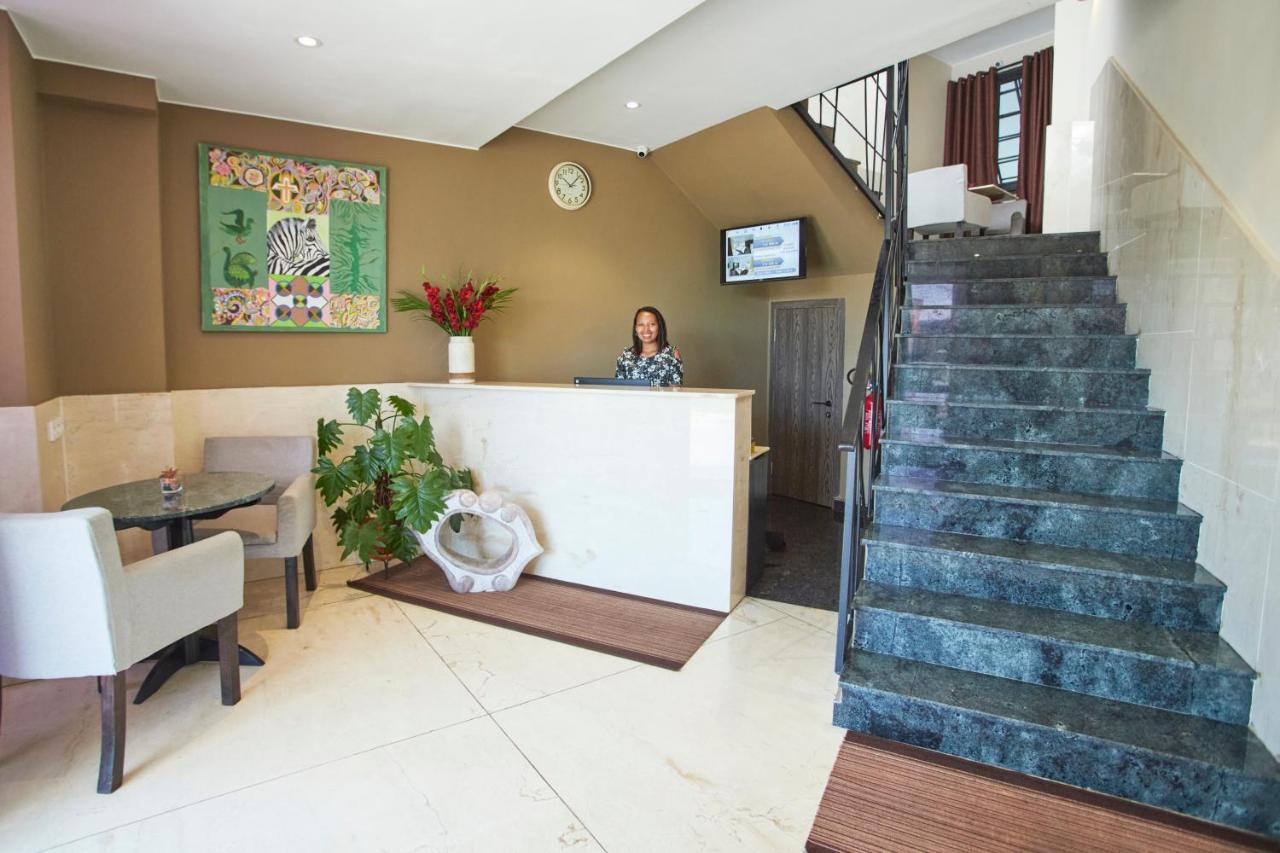 Fly Inn Madagascar Hotel - Navette Gratuite H24 - A 300M De L'Aeroport International Ivato-Antananarivo Ivato  エクステリア 写真