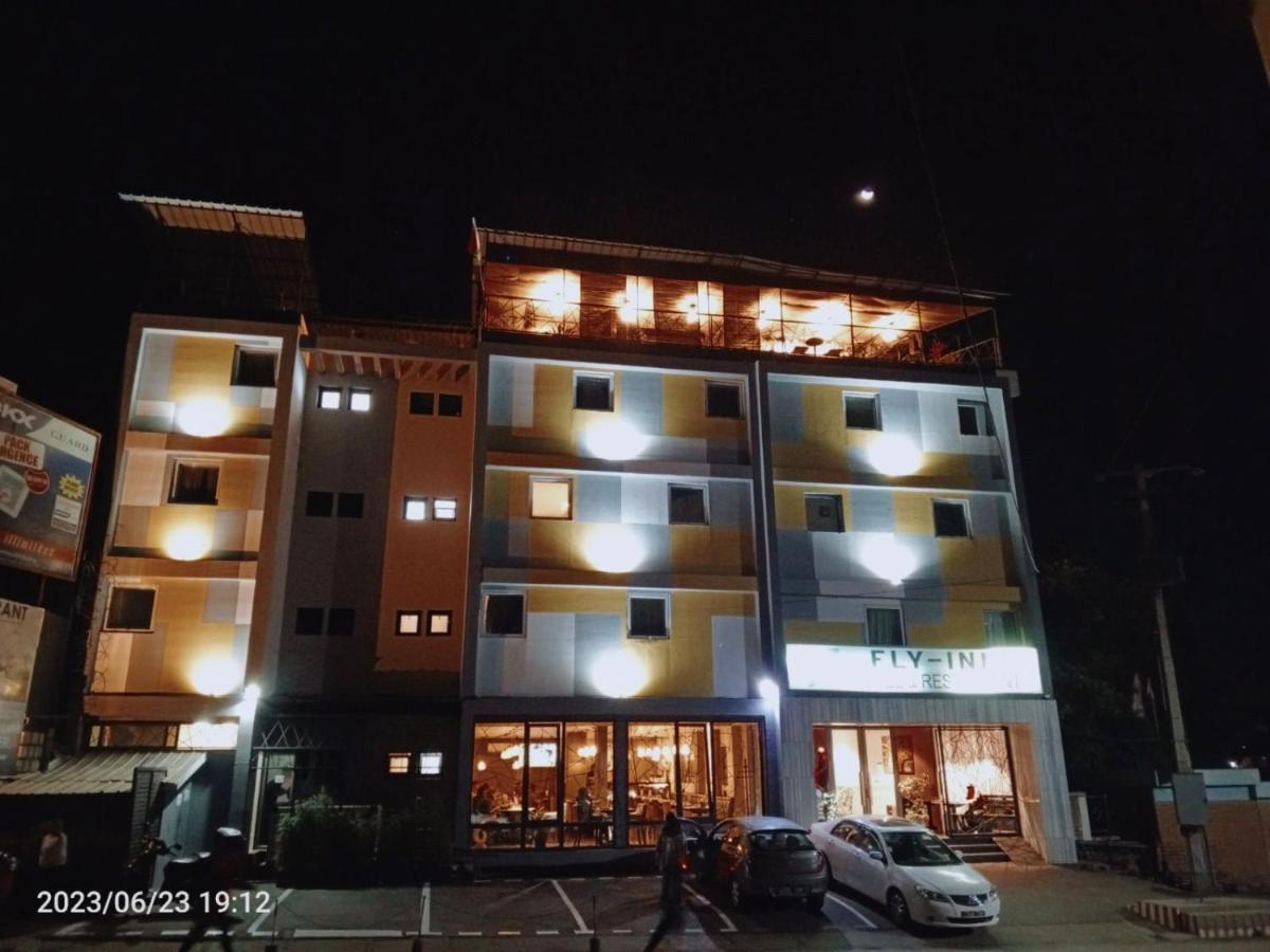 Fly Inn Madagascar Hotel - Navette Gratuite H24 - A 300M De L'Aeroport International Ivato-Antananarivo Ivato  エクステリア 写真