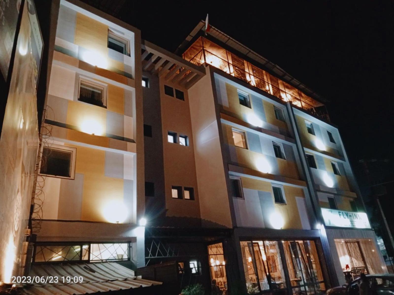 Fly Inn Madagascar Hotel - Navette Gratuite H24 - A 300M De L'Aeroport International Ivato-Antananarivo Ivato  エクステリア 写真
